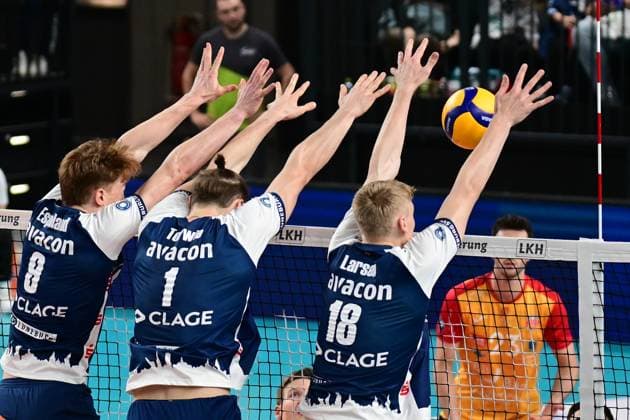 Volleyball I Men I Season 2024 2025 I Bundesliga I 7 Matchday I SVG Lüneburg BADEN VOLLEYS SSC Karlsruhe I 27 10 2024 Theo Mohwinkel 8, SVG Lüneburg , Simon Torwie 1, SVG Lüneburg and Axel Valdemar Juul Larsen 18, SVG Lüneburg provide the block of three for SVG Lüneburg Lüneburg LKH Arena Niedersachsen Germany Copyright: xLobeca AndreasxHannigx
