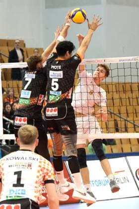 DEU, DVV, 1 VBL, VC Olympia Berlin vs BR Volleys , 27 10 2024, Hohenschoenhausen, Berlin, DEU, DVV, 1 VBL, VC Olympia Berlin vs BR Volleys , pictured Stemmler, Tobias VC Olympia Berlin 8 , Simon Plaskie BR Volleys 7 , Neheimjah Mote BR Volleys 5 Photo Juergen Engler nordphoto GmbH nordphotoxGmbHx xEngler nph00076