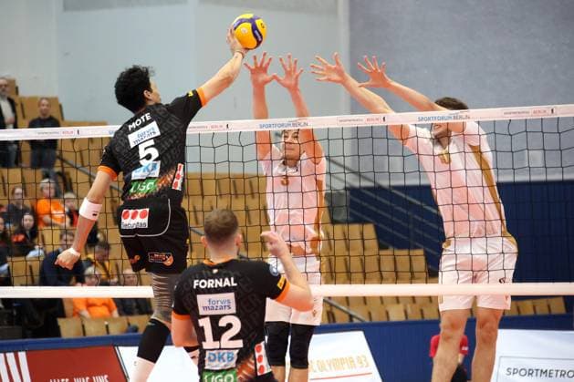 DEU, DVV, 1 VBL, VC Olympia Berlin vs BR Volleys , 27 10 2024, Hohenschoenhausen, Berlin, DEU, DVV, 1 VBL, VC Olympia Berlin vs BR Volleys , pictured Kutz, Arvid VC Olympia Berlin 3 , Steffens, Mika VC Olympia Berlin 10 , Neheimjah Mote BR Volleys 5 Photo Juergen Engler nordphoto GmbH nordphotoxGmbHx xEngler nph00076