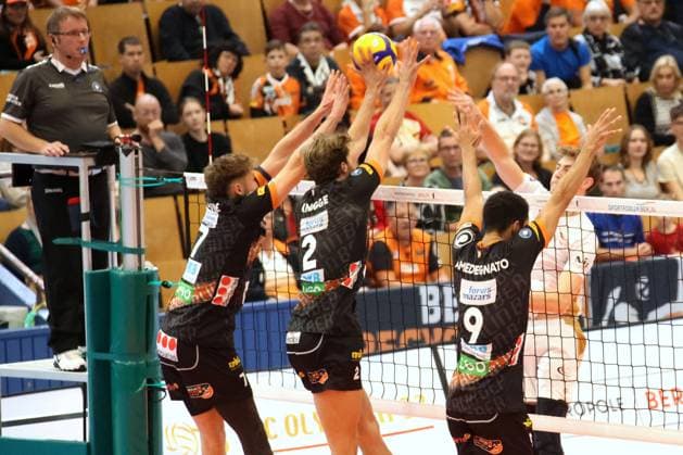 DEU, DVV, 1 VBL, VC Olympia Berlin vs BR Volleys , 27 10 2024, Hohenschoenhausen, Berlin, DEU, DVV, 1 VBL, VC Olympia Berlin vs BR Volleys , pictured Kutz, Arvid VC Olympia Berlin 3 , Simon Plaskie BR Volleys 7 , Matthew Knigge BR Volleys 2 , Djifa Amedegnato BR Volleys 9 Photo Juergen Engler nordphoto GmbH nordphotoxGmbHx xEngler nph00076