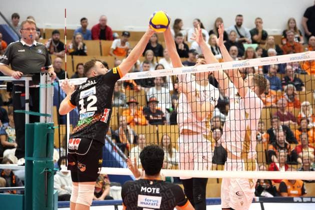 DEU, DVV, 1 VBL, VC Olympia Berlin vs BR Volleys , 27 10 2024, Hohenschoenhausen, Berlin, DEU, DVV, 1 VBL, VC Olympia Berlin vs BR Volleys , pictured Wehner, Arthur VC Olympia Berlin 11 , Koenig, Maximilian VC Olympia Berlin 18 , Jan Fornal BR Volleys 12 Photo Juergen Engler nordphoto GmbH nordphotoxGmbHx xEngler nph00076
