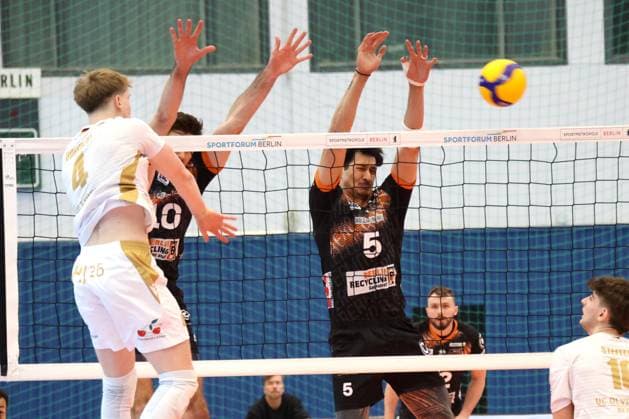 DEU, DVV, 1 VBL, VC Olympia Berlin vs BR Volleys , 27 10 2024, Hohenschoenhausen, Berlin, DEU, DVV, 1 VBL, VC Olympia Berlin vs BR Volleys , pictured Borchert, Tom VC Olympia Berlin 4 , Daniel Malescha BR Volleys 10 , Neheimjah Mote BR Volleys 5 Photo Juergen Engler nordphoto GmbH nordphotoxGmbHx xEngler nph00076
