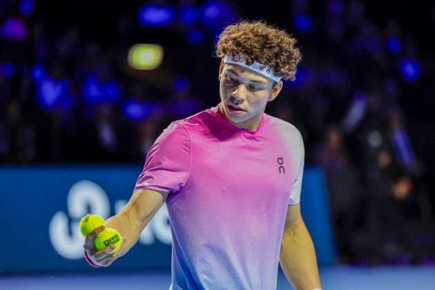 Ben Shelton USA , Tennis, Swiss Indoors ATP World Tour 500 , 2024, Ben Shelton USA vs Giovanni Mpetshi Perricard FRA , 27 10 2024, St Jakobshalle, Basel, Switzerland Basel St Jakobshalle BS Switzerland Copyright: xGrantxHubbsx