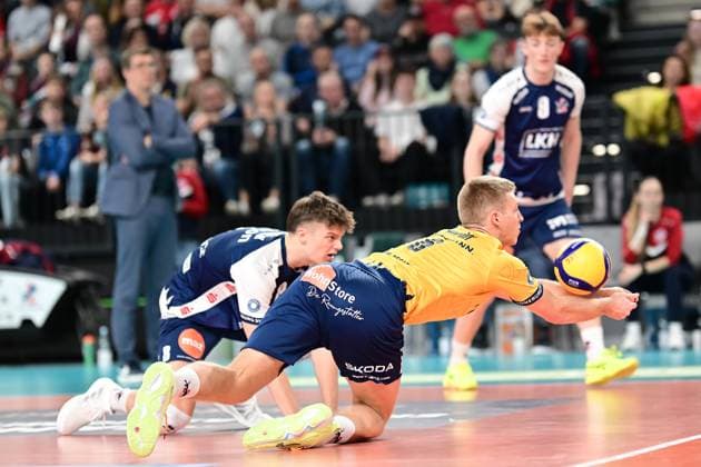 Volleyball I Men I Season 2024 2025 I Bundesliga I 7 Matchday I SVG Lüneburg BADEN VOLLEYS SSC Karlsruhe I 27 10 2024 Gage Thomas Wortley 6, SVG Lüneburg reaktionsschnell am Boden Theo Mohwinkel 8, SVG Lüneburg braucht nicht eingreifen Lüneburg LKH Arena Niedersachsen Germany Copyright: xLobeca AndreasxHannigx