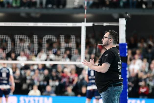 Volleyball I Men I Season 2024 2025 I Bundesliga I Matchday 7 I SVG Lüneburg BADEN VOLLEYS SSC Karlsruhe I 27 10 2024 This cant be true The goal hits between two players Antonio Bonelli BADEN VOLLEYS SSC Karlsruhe cant believe it Lüneburg LKH Arena Niedersachsen Germany Copyright: xLobeca AndreasxHannigx