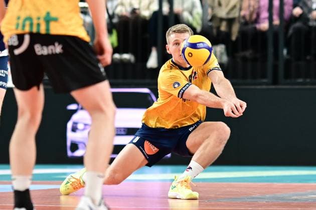 Volleyball I Men I Season 2024 2025 I Bundesliga I 7 Matchday I SVG Lüneburg BADEN VOLLEYS SSC Karlsruhe I 27 10 2024 Keeping an eye on the ball Gage Thomas Wortley 6, SVG Lüneburg is backing his team Lüneburg LKH Arena Niedersachsen Germany Copyright: xLobeca AndreasxHannigx