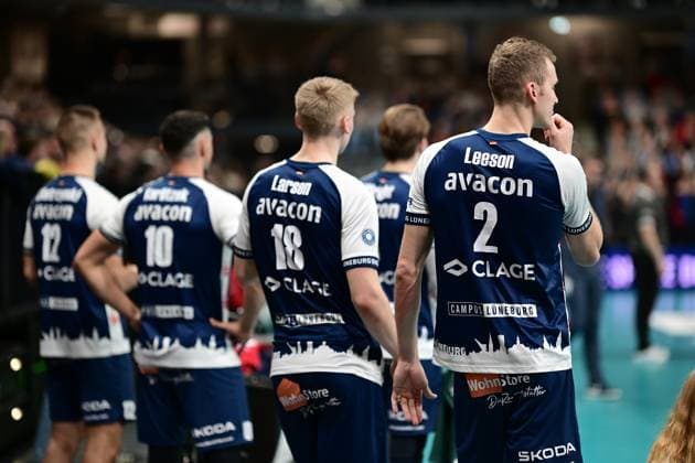 Volleyball I Men I Season 2024 2025 I Bundesliga I Matchday 7 I SVG Lüneburg BADEN VOLLEYS SSC Karlsruhe I 27 10 2024 From right Blake Gregory Leeson 2, SVG Lüneburg , Axel Valdemar Juul Larsen 18, SVG Lüneburg , Lorenz Karlitzek 10, SVG Lüneburg and Cole Ketrzynski 12, SVG Lüneburg have to watch as the second set is lost Lüneburg LKH Arena Niedersachsen Germany Copyright: xLobeca AndreasxHannigx