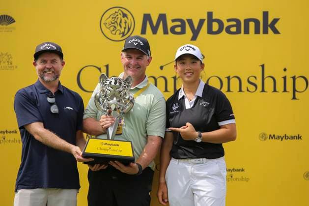 October 27, 2024, Kuala Lumpur, Malaysia: Ruoning Yin of China and her caddie pose with the Tiger trophy after winning the Maybank Championship 2024 on the final round at Kuala Lumpur Golf & Country Club. Maybank Championship 2024 came to a thrilling conclusion on the final round today with Ruoning Yin claiming the unique tiger trophy as the winner. Kuala Lumpur Malaysia - ZUMAs197 20241027_aaa_s197_061 Copyright: xFarisxHadziqx