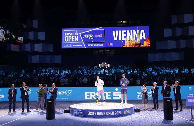 TENNIS - ATP, Tennis Herren Erste Bank Open VIENNA,AUSTRIA,27.OCT.24 - TENNIS - ATP World Tour, Erste Bank Open. Image shows Jack Draper (GBR), Karen Khachanov (RUS), sponsors and represantatives of the organisation.  GEPAxpictures xWalterxLuger