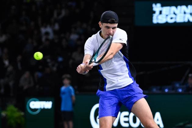 Jakub Mensik ( CZE ) during the Rolex Paris Masters at Accor Hotel Arena on October 27, 2024 in Paris, France. ( Photo by Federico Pestellini Panoramic ) TENNIS : Rolex Paris Masters - Paris - 27 10 2024 FedericoPestellini Panoramic 