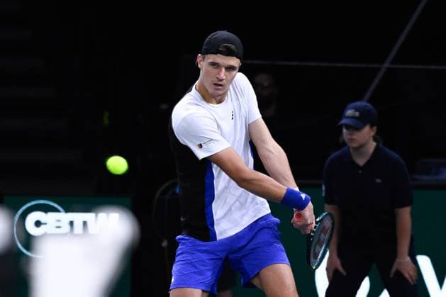 Jakub Mensik ( CZE ) during the Rolex Paris Masters at Accor Hotel Arena on October 27, 2024 in Paris, France. ( Photo by Federico Pestellini Panoramic ) TENNIS : Rolex Paris Masters - Paris - 27 10 2024 FedericoPestellini Panoramic 