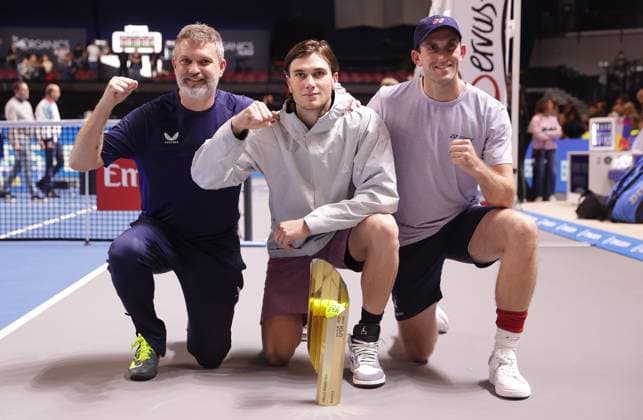 Sport Bilder des Tages TENNIS - ATP, Tennis Herren Erste Bank Open VIENNA,AUSTRIA,27.OCT.24 - TENNIS - ATP World Tour, Erste Bank Open. Image shows Jack Draper (GBR) and his coaches. Keywords: trophy.  GEPAxpictures xWalterxLuger