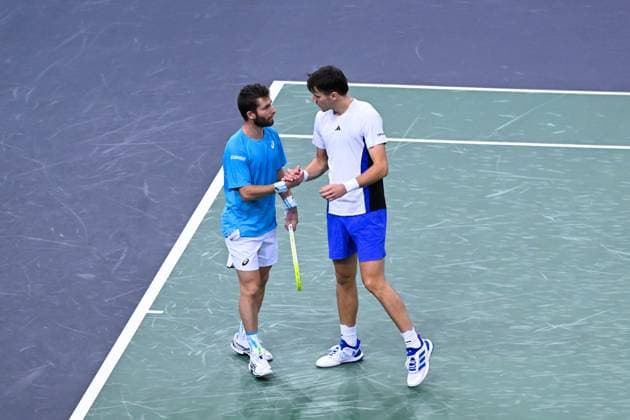 Corentin Moutet ( FRA ) shake hands with Jakub Mensik ( CZE ) during the Rolex Paris Masters at Accor Hotel Arena on October 27, 2024 in Paris, France. ( Photo by Federico Pestellini Panoramic ) TENNIS : Rolex Paris Masters - Paris - 27 10 2024 FedericoPestellini Panoramic 