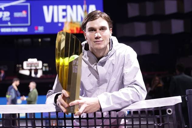 TENNIS - ATP, Tennis Herren Erste Bank Open VIENNA,AUSTRIA,27.OCT.24 - TENNIS - ATP World Tour, Erste Bank Open. Image shows Jack Draper (GBR). Keywords: trophy.  GEPAxpictures xWalterxLuger