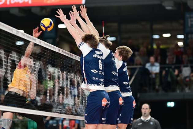 Volleyball I Men I Season 2024 2025 I Bundesliga I 7 Matchday I SVG Lüneburg BADEN VOLLEYS SSC Karlsruhe I 27 10 2024 Lachlan Bray 23, BADEN VOLLEYS SSC Karlsruhe cannot get past the block of three Theo Mohwinkel 8, SVG Lüneburg , Simon Torwie 1, SVG Lüneburg and Michael Patrick Wright 3, SVG Lüneburg1 Lüneburg LKH Arena Niedersachsen Germany Copyright: xLobeca AndreasxHannigx