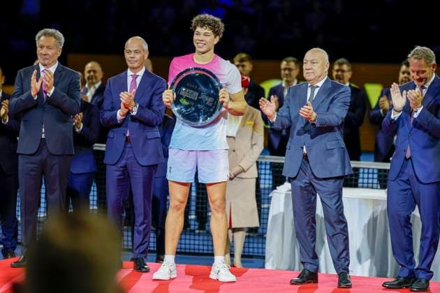 Ben Shelton USA at the award ceremony , Tennis, Swiss Indoors ATP World Tour 500 , 2024, Ben Shelton USA vs Giovanni Mpetshi Perricard FRA , 27 10 2024, St Jakobshalle, Basel, Switzerland Basel St Jakobshalle BS Switzerland Copyright: xGrantxHubbsx