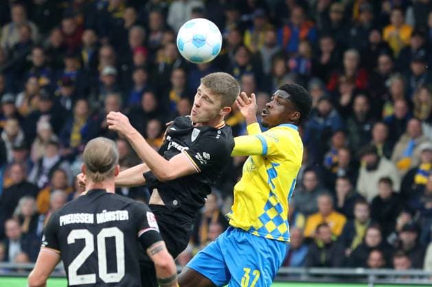 Braunschweig vs Münster, 2 BL Braunschweig, 27 10 2024, FOOTBALL Eintracht Braunschweig vs SC Preußen Münster, 2 BL, Season 2024 25 Jano Ter Horst Münster , Christian Conteh Eintracht Braunschweig Braunschweig