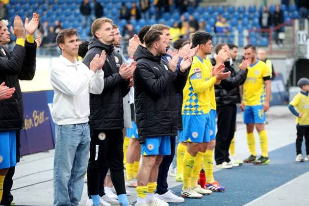 Braunschweig vs Münster, 2 BL Braunschweig, 27 10 2024, FOOTBALL Eintracht Braunschweig vs SC Preußen Münster, 2 BL, season 2024 25 The VfL Wolfsburg team thanks the Braunschweig fans at the end of the match