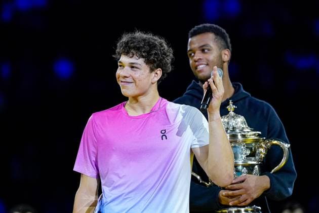 27 10 2024, Basel, St Jakobshalle, ATP Swiss Indoors Basel, Ben Shelton USA during the trophy ceremony after the Mens Singles Final Basel St Jakobshalle Basel Switzerland Copyright: xJustPictures.ch DanielaxPorcellix jp-en-DaPo-20241027-_DP19256