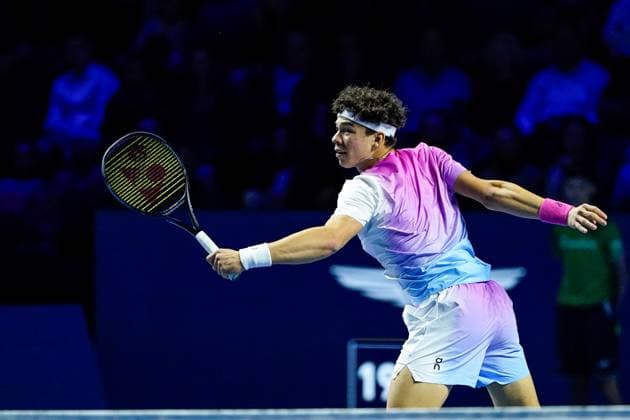 27 10 2024, Basel, St Jakobshalle, ATP Swiss Indoors Basel, Ben Shelton USA in action during the Mens Singles Final Basel St Jakobshalle Basel Switzerland Copyright: xJustPictures.ch DanielaxPorcellix jp-en-DaPo-20241027-_DP18880-2