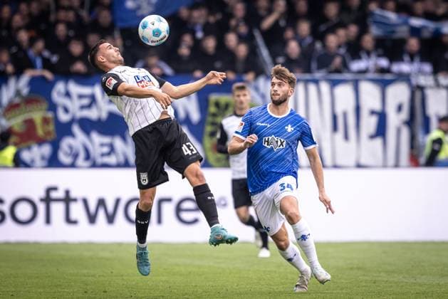 Soccer Men 2 Bundesliga 10 Matchday Season 2024 2025 SV Darmstadt 98 SSV Ulm 1846 Soccer 1 1 27 10 2024 43 Romario Rösch SSV Ulm , 34 Julian Killian Corredor SV Darmstadt DFL regulations prohibit any use of photographs as image sequences and or quasi video Darmstadt Merck Stadion am Böllenfalltor Germany