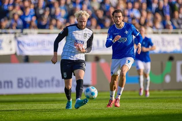 Philipp Strompf SSV Ulm 1846, 32 defends the ball in a duel against Lucas Roeser SSV Ulm 1846, 09 GER, SV Darmstadt 98 vs SSV Ulm 1846, Football, 2 Bundesliga, Matchday 10, Season 2024 2025, 27 10 24 DFL REGULATES PROHIBIT ANY USE OF PHOTOGRAPHS AS IMAGE SEQUENCES AND OR QUASI VIDEO GER, SV Darmstadt 98 vs SSV Ulm 1846, Football, 2 Bundesliga, Matchday 10, Season 2024 2025, 27 10 24 Darmstadt Copyright: xGeraldxOelze-dexStoppany,xEibner-Pressefoto GeraldxOelze-dexStoppanyx EP-ODS