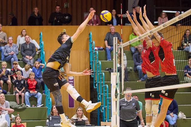 Dynamic shot by Jakob Elsaesser TV Rottenburg, 04 over the outside position GER, TuS Kriftel against TV Rottenburg,Volleyball, DVV Pokal, Quali Achtelfinale, Spielzeit 2024 2025, 27 10 24 GER, TuS Kriftel against TV Rottenburg,Volleyball, DVV Pokal, Quali Achtelfinale, Spielzeit 2024 2025, 27 10 24 Kriftel Copyright: xGeraldxOelze-dexStoppany,xEibner-Pressefoto GeraldxOelze-dexStoppanyx EP-ODS