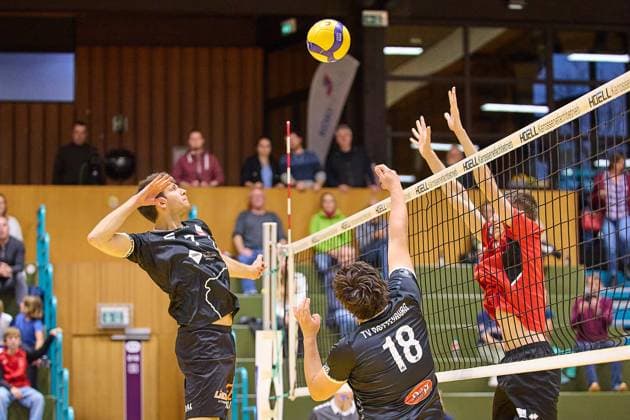 One-handed pass from Knobelspiess TV Rottenburg, 18 to Timon Schippmann TV Rottenburg, 07 GER, TuS Kriftel against TV Rottenburg,Volleyball, DVV Pokal, Quali Round of 16, Season 2024 2025, 27 10 24 GER, TuS Kriftel against TV Rottenburg,Volleyball, DVV Pokal, Quali Round of 16, Season 2024 2025, 27 10 24 Kriftel Copyright: xGeraldxOelze-dexStoppany,xEibner-Pressefoto GeraldxOelze-dexStoppanyx EP-ODS