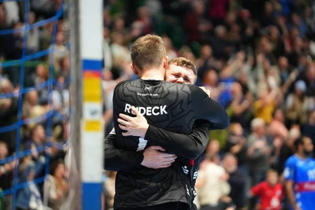 2 Handball Bundesliga, Bergischer HC vs HC Elbflorenz, 27 10 2024 Christopher Rudeck Bergischer HC 1 and Lukas Diedrich Bergischer HC 16 celebrate the victory 2 Handball Bundesliga, Bergischer HC vs HC Elbflorenz, 27 10 2024,Uni Halle,Wuppertal,Germany on 27 10 24 Copyright: xBEAUTIFULxSPORTS Henrichsx