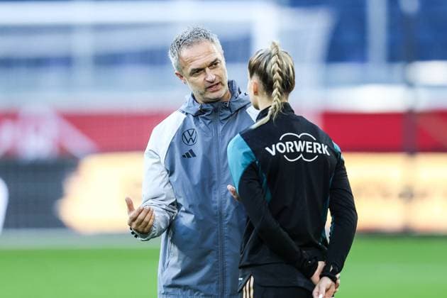 Sports, football, womens national team season 2024 2025 final training Germany before the international match Germany vs Australia 27 10 2024, schauinsland reisen arena Christian Wück coach Germany in conversation with Giulia Gwinn Germany Duisburg schauinsland reisen arena Nordrhein Westfahlen Germany