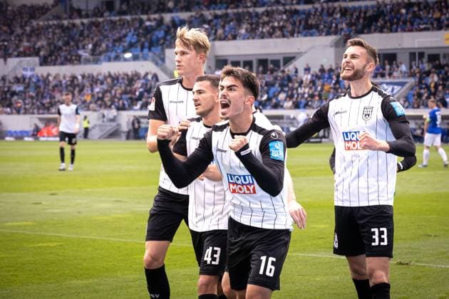 Soccer Men 2 Bundesliga 10 Matchday Season 2024 2025 SV Darmstadt 98 SSV Ulm 1846 Soccer 1 1 27 10 2024 Goal celebration after the 1 1 equalizer by 16 Aaron Keller for SSV Ulm 1846 Soccer Debut goal for Keller in the 2 Bundesliga Also pictured 38 Luka Hyryläinen, 43 Romario Rösch, 33 Felix Higl SSV Ulm DFL regulations prohibit any use of photographs as image sequences and or quasi video Darmstadt Merck Stadion am Böllenfalltor Germany