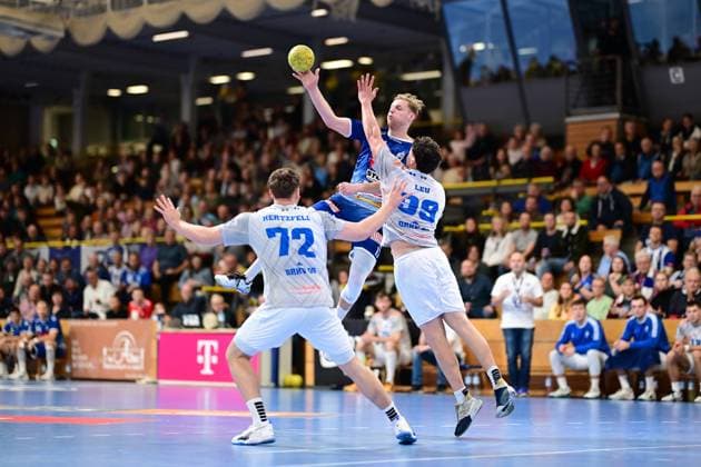 Handball I Men I Season 2024 2025 I 2 HBL I 9 Matchday I VfL Lübeck Schwartau Dessau Rosslauer HV 06 I 27 10 2024 Tim Maximilian Hertzfeld 72, Dessau Roßlauer HV 06 Tillman Leu 99, Dessau Roßlauer HV 06 v Niko Blaauw 17, VfL Lübeck Schwartau Hansestadt Lübeck Hansehalle Schleswig Holstein Germany Copyright: xLobeca FelixxSchlikisx