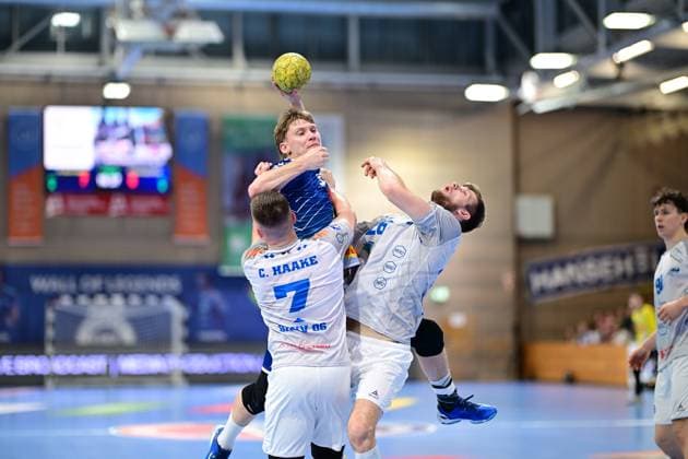 Handball I Men I Season 2024 2025 I 2 HBL I 9 Matchday I VfL Lübeck Schwartau Dessau Rosslauer HV 06 I 27 10 2024 Oliver Juhl 31, VfL Lübeck Schwartau is blocked by Carl Phillip Haake 7, Dessau Roßlauer HV 06 and Yannick Danneberg 26, Dessau Roßlauer HV 06 Hansestadt Lübeck Hansehalle Schleswig Holstein Germany Copyright: xLobeca FelixxSchlikisx