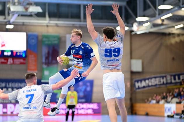 Handball I Men I Season 2024 2025 I 2 HBL I 9 Matchday I VfL Lübeck Schwartau Dessau Rosslauer HV 06 I 27 10 2024 Niko Blaauw 17, VfL Lübeck Schwartau Pass, next to him Tillman Leu 99, Dessau Rosslauer HV 06 Hanseatic City of Lübeck Hansehalle Schleswig Holstein Germany Copyright: xLobeca FelixxSchlikisx