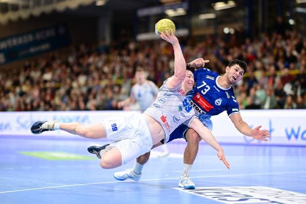 Handball I Men I Season 2024 2025 I 2 HBL I 9 Matchday I VfL Lübeck Schwartau Dessau Rosslauer HV 06 I 27 10 2024 Throw by Tillman Leu 99, Dessau Roßlauer HV 06 behind Lukas Emdorf 73, VfL Lübeck Schwartau Hanseatic City of Lübeck Hansehalle Schleswig Holstein Germany Copyright: xLobeca FelixxSchlikisx