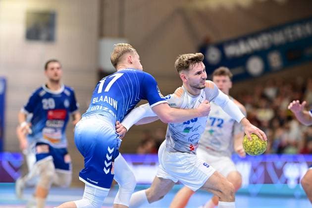 Handball I Men I Season 2024 2025 I 2 HBL I 9 Matchday I VfL Lübeck Schwartau Dessau Rosslauer HV 06 I 27 10 2024 Niko Blaauw 17, VfL Lübeck Schwartau v Tillman Leu 99, Dessau Rosslauer HV 06 Hanseatic City of Lübeck Hansehalle Schleswig Holstein Germany Copyright: xLobeca FelixxSchlikisx