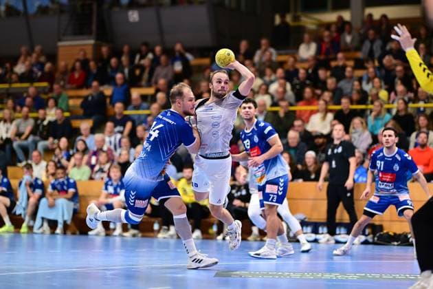 Handball I Men I Season 2024 2025 I 2 HBL I 9 Matchday I VfL Lübeck Schwartau Dessau Rosslauer HV 06 I 27 10 2024 Paul Skorupa 14, VfL Lübeck Schwartau v Vincent Bülow 10, Dessau Rosslauer HV 06 Hanseatic City of Lübeck Hansehalle Schleswig Holstein Germany Copyright: xLobeca FelixxSchlikisx