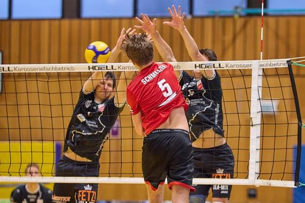 The double block of TV Rottenburg Timon Schippmann TV Rottenburg, 07 and Jakob Elsaesser TV Rottenburg, 04 is hit by Thoralf Schmelzer TUS Kriftel, 05 GER, TuS Kriftel against TV Rottenburg,Volleyball, DVV Pokal, Quali Achtelfinale, Spielzeit 2024 2025, 27 10 24 GER, TuS Kriftel against TV Rottenburg,Volleyball, DVV Pokal, Quali Achtelfinale, Spielzeit 2024 2025, 27 10 24 Kriftel Copyright: xGeraldxOelze-dexStoppany,xEibnerx EP-ODS