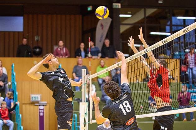 One-handed pass from Knobelspiess TV Rottenburg, 18 to Timon Schippmann TV Rottenburg, 07 GER, TuS Kriftel against TV Rottenburg,Volleyball, DVV Pokal, Quali Round of 16, Season 2024 2025, 27 10 24 GER, TuS Kriftel against TV Rottenburg,Volleyball, DVV Pokal, Quali Round of 16, Season 2024 2025, 27 10 24 Kriftel Copyright: xGeraldxOelze-dexStoppany,xEibnerx EP-ODS