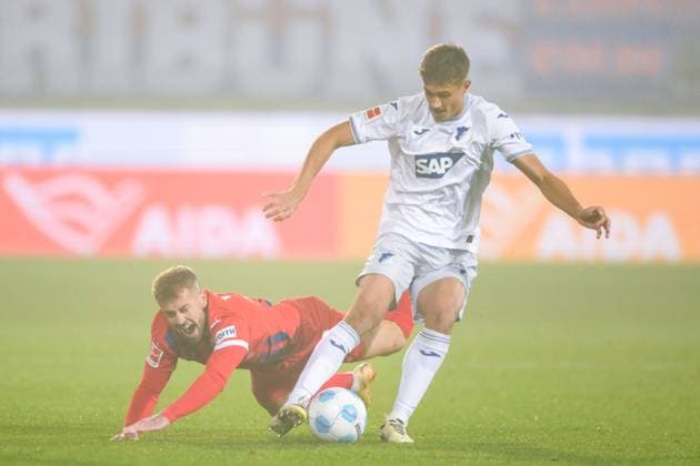 Soccer, 1 Bundesliga, 20241027, 1 FC Heidenheim 1846 TSG Hoffenheim Pictured from l Niklas DORSCH 1 FC Heidenheim, 39 , Tom BISCHOF TSG Hoffenheim, 7 Heidenheim Voit Arena Baden Württemberg Germany Copyright: Passion2Press MarkusxFischerx