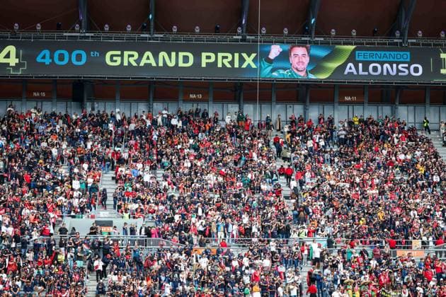 Fans in the grandstands celebrating ALONSO Fernando’s 400th Grand Prix during the Formula 1 Gran Premio de la Ciudad de Mexico 2024, 20th round of the 2024 Formula One World Championship, WM, Weltmeisterschaft from October 25 to 27, 2024 on the Autodromo Hermanos Rodriguez, in Mexico City, Mexico - F1 - MEXICO CITY GRAND PRIX 2024 DPPI Panoramic  241027_R20_MESSICO_DP_FG002229