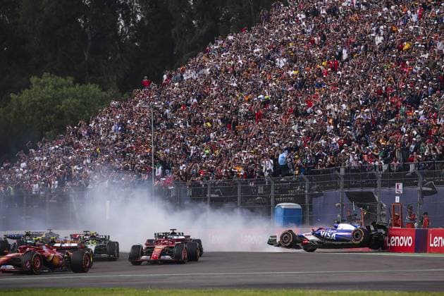 22 TSUNODA Yuki (jap), Visa Cash App RB F1 Team VCARB 01, action crash at the start during the Formula 1 Gran Premio de la Ciudad de Mexico 2024, 20th round of the 2024 Formula One World Championship, WM, Weltmeisterschaft from October 25 to 27, 2024 on the Autodromo Hermanos Rodriguez, in Mexico City, Mexico - F1 - MEXICO CITY GRAND PRIX 2024 DPPI Panoramic  EA015391