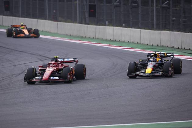 55 SAINZ Carlos (spa), Scuderia Ferrari SF-24, 01 VERSTAPPEN Max (nld), Red Bull Racing RB20, action during the Formula 1 Gran Premio de la Ciudad de Mexico 2024, 20th round of the 2024 Formula One World Championship, WM, Weltmeisterschaft from October 25 to 27, 2024 on the Autodromo Hermanos Rodriguez, in Mexico City, Mexico - F1 - MEXICO CITY GRAND PRIX 2024 DPPI Panoramic 241027_R20_MESSICO_EA023611