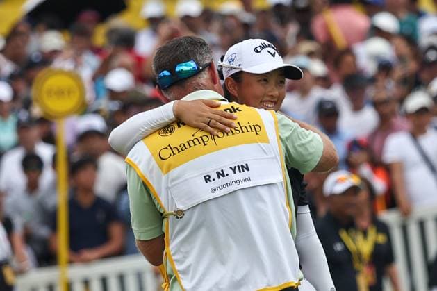 KUALA LUMPUR, - OCTOBER 27: Ruoning Yin of China celebrates with her caddie David Jones after winning the tournament on the 18th green during the final round of the Maybank Championship 2024 at Kuala Lumpur Golf & Country Club on October 27, 2024 in Kuala Lumpur, Malaysia. (Photo by Hazrin Yeob Men Shah Icon Sportswire) GOLF: OCT 27 LPGA, Golf Damen Maybank Championship EDITORIAL USE ONLY Icon3782410274055