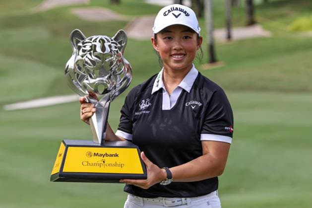 Sport Themen der Woche KW43 Sport Bilder des Tages KUALA LUMPUR, - OCTOBER 27: Ruoning Yin of China poses with the trophy after winning the tournament following the final round of the Maybank Championship 2024 at Kuala Lumpur Golf & Country Club on October 27, 2024 in Kuala Lumpur, Malaysia.(Photo by Hazrin Yeob Men Shah Icon Sportswire) GOLF: OCT 27 LPGA, Golf Damen Maybank Championship EDITORIAL USE ONLY Icon3782410275690