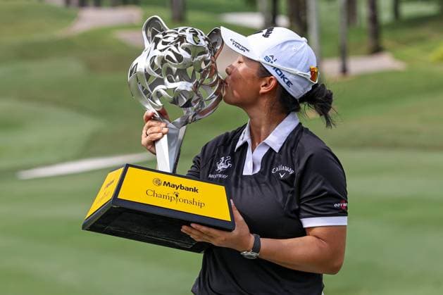 KUALA LUMPUR, - OCTOBER 27: Ruoning Yin of China poses with the trophy after winning the tournament following the final round of the Maybank Championship 2024 at Kuala Lumpur Golf & Country Club on October 27, 2024 in Kuala Lumpur, Malaysia.(Photo by Hazrin Yeob Men Shah Icon Sportswire) GOLF: OCT 27 LPGA, Golf Damen Maybank Championship EDITORIAL USE ONLY Icon3782410275754