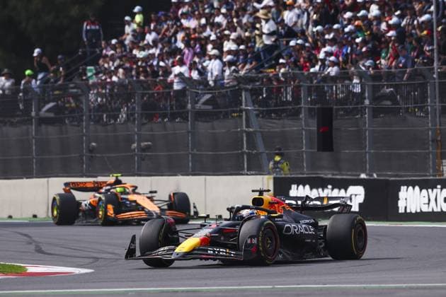 01 VERSTAPPEN Max (nld), Red Bull Racing RB20, action during the Formula 1 Gran Premio de la Ciudad de Mexico 2024, 20th round of the 2024 Formula One World Championship, WM, Weltmeisterschaft from October 25 to 27, 2024 on the Autodromo Hermanos Rodriguez, in Mexico City, Mexico - F1 - MEXICO CITY GRAND PRIX 2024 DPPI Panoramic  241027_R20_MESSICO_EA023963