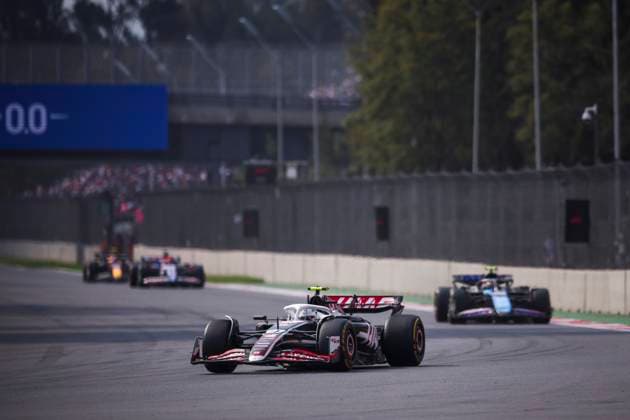 27 HULKENBERG Nico (ger), Haas F1 Team VF-24 Ferrari, action during the Formula 1 Gran Premio de la Ciudad de Mexico 2024, 20th round of the 2024 Formula One World Championship, WM, Weltmeisterschaft from October 25 to 27, 2024 on the Autodromo Hermanos Rodriguez, in Mexico City, Mexico - F1 - MEXICO CITY GRAND PRIX 2024 DPPI Panoramic  241027_R20_MESSICO_EA024119