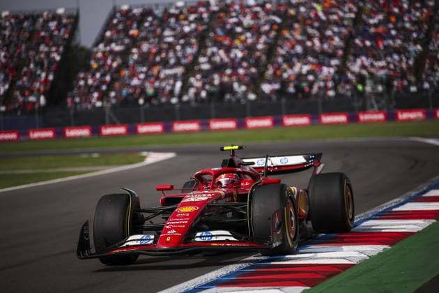 55 SAINZ Carlos (spa), Scuderia Ferrari SF-24, action during the Formula 1 Gran Premio de la Ciudad de Mexico 2024, 20th round of the 2024 Formula One World Championship, WM, Weltmeisterschaft from October 25 to 27, 2024 on the Autodromo Hermanos Rodriguez, in Mexico City, Mexico - F1 - MEXICO CITY GRAND PRIX 2024 DPPI Panoramic  241027_R20_MESSICO_EA015970
