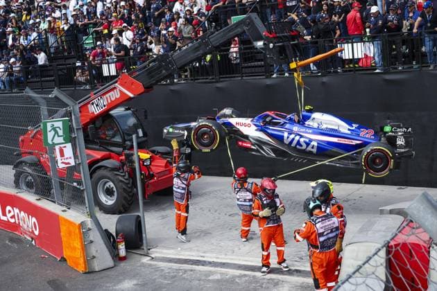 22 TSUNODA Yuki (jap), Visa Cash App RB F1 Team VCARB 01, after his crash at the start during the Formula 1 Gran Premio de la Ciudad de Mexico 2024, 20th round of the 2024 Formula One World Championship, WM, Weltmeisterschaft from October 25 to 27, 2024 on the Autodromo Hermanos Rodriguez, in Mexico City, Mexico - F1 - MEXICO CITY GRAND PRIX 2024 DPPI Panoramic  241027_R20_MESSICO_FGDN2519.JPG